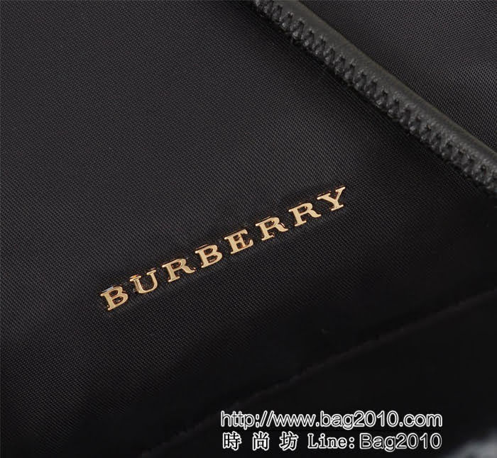 BURBERRY巴寶莉 新款背包 斜背式軍旅背包 品牌典藏的軍風包款 正面飾有Burberry立體字母徽標 9721s  Bhq1087